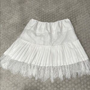 Elegant White Lace Pleated Skirt